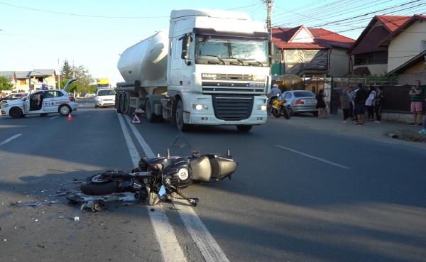 Motociclist băgat în spital de o șoferiță care ar fi întors pe linia dublă continuă: "S-a auzit buşitura. Şi după maşină l-am văzut pe el jos"
