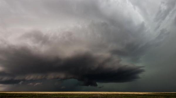 Cod galben de ploi cu tunete, fulgere şi grindină în mai multe zone din ţară. Temperaturile scad cu până la 10 grade