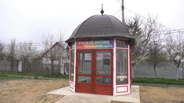 Un bihorean ingenios a salvat un chioşc de flori ce trebuia demolat. În loc a apărut o staţie de autobuz cu muzică şi bibliotecă