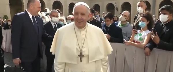 Papa Francisc, din nou faţă-n faţă cu enoriaşii. Suveranul Pontif a primit un cadou inedit de la un filipinez
