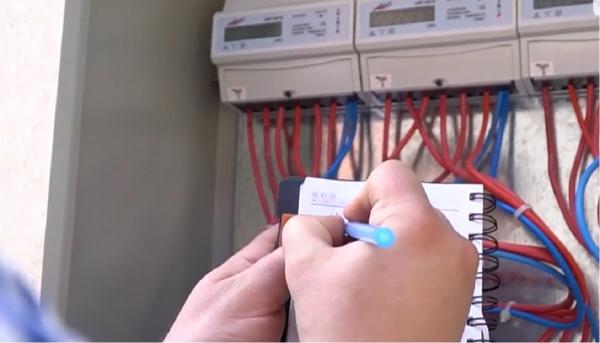 Facturi mai mari la gaze şi energie electrică, din cauza legii care prevede ca orice consumator să se racordeze gratuit la reţea