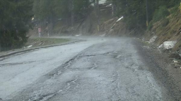 Gropile din asfalt, adevăraţii vestitori ai primăverii la Rânca. Cum se conduce printre cratere pe Drumul Naţional DN 67C, Transalpina