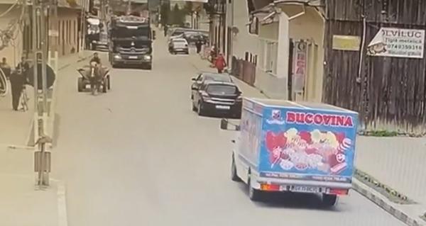 Cal ucis după depășirea periculoasă a unui șofer de TIR, în Moldovița. Căruțașul a fost la un pas de moarte