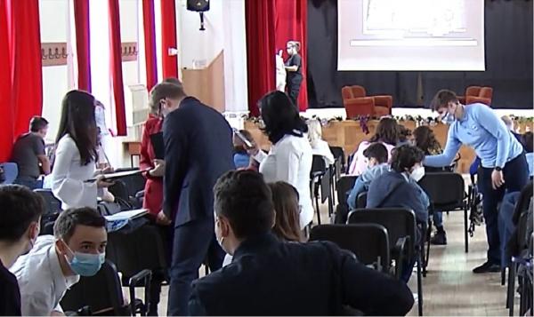 Mulţi dintre elevii care au învăţat un an în sistem online se tem să mai revină fizic la cursuri