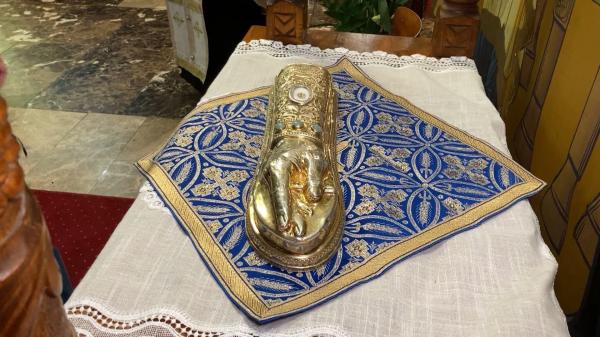 Pelerinaj în Sibiu la moaștele "medicului trupului", Sfântul Luca. Preot: "O femeie bolnavă de cancer în stare de metastază s-a vindecat după ce a fost aici la raclă"