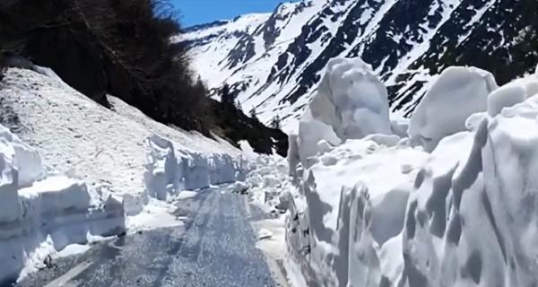 Autorităţile au început deszăpezirea Transfăgărăşanului, operaţiune care ar putea dura mai multe săptămâni
