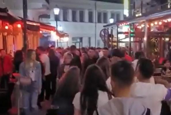 Prima noapte de relaxare în Centrul Vechi: "E ca o gură de aer proaspăt. Se simte altă atmosferă şi e plin de lume, e superb"