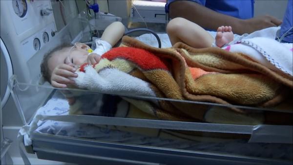 O mamă şi trei dintre copiii săi, ucişi în urma unuia dintre atacurile aeriene israeliene. Un bebeluş-miracol, găsit în viaţă printre dărâmături