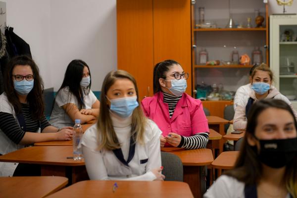 Adio lecții pe Zoom și școală online, toți elevii din București se reîntorc în bănci. Părinții, luați prin surprindere de toate schimbările