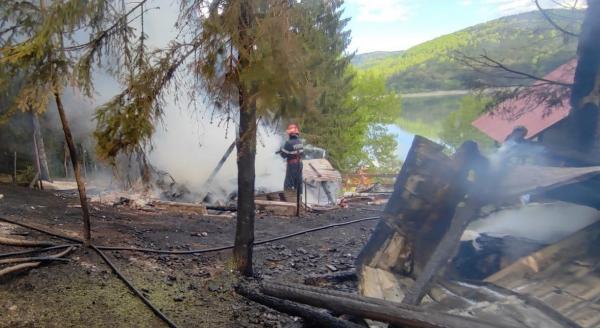 O casă de vacanţă şi o cabană s-au făcut scrum, la Izvorul Alb, în Neamţ. O butelie a explodat în timpul incendiului