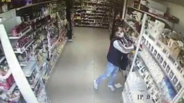 A poftit la ciocolată: Un bărbat, surprins de camerele de supraveghere în timp ce fura 15 cutii de bomboane dintr-un magazin dn Ilfov