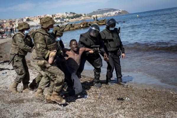 ”Murim sau trecem granița!”. Mărturiile migranților care au luat cu asalt orașul spaniol Ceuta. Unii înoată cu bebeluși în spate
