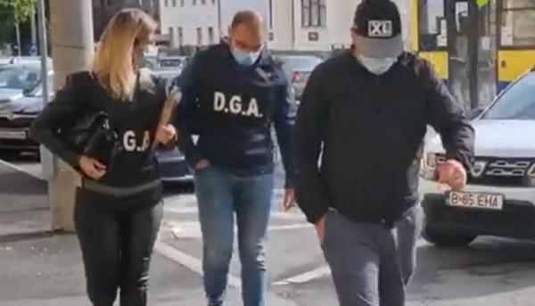 Bani, mese la restaurant sau pavele oferite poliţiştilor de la Rutieră din Sibiu ca să nu dea amenzi. 13 agenţi au fost reținuți