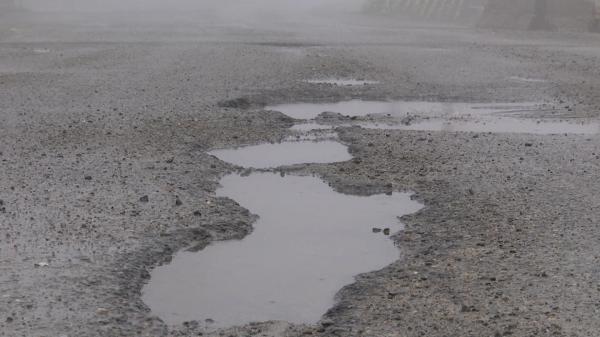 Dezastru pe o şosea din Chiajna: un drum s-a surpat din cauza vremii şi a devenit o adevărată capcană pentru şoferi