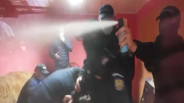 "Sunteţi criminali!" O familie din Cluj a fost evacuată cu țipete și haos de Jandarmerie. Oamenii, dați afară cu spray lacrimogen