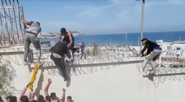 Violenţe extreme între imigranţi şi armata spaniolă. Oamenii nu mai pun preţ pe propria viață: "Fie mor, fie trec"