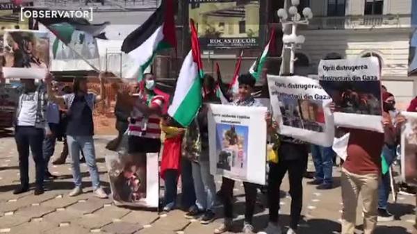 Peste 100 de palestinieni s-au adunat în Piaţa Victoriei din Timişoara la un protest:  ”Palestina, libertate!”, ”Jos, jos, Israel!”