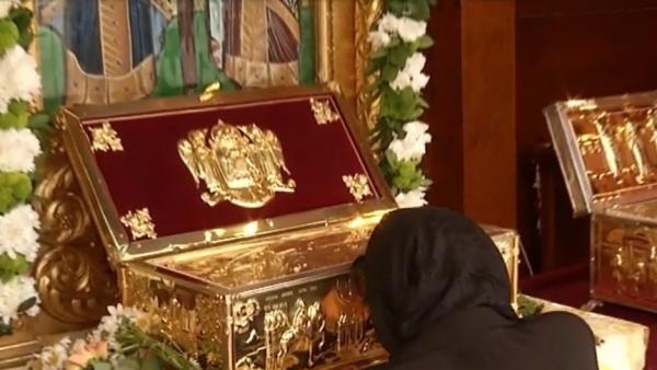 Sfinţii Constantin şi Elena, prăznuiţi pe 21 mai. Mii de credincioşi au venit să se roage la racla sfintelor moaşte, pe Dealul Mitropoliei din Bucureşti