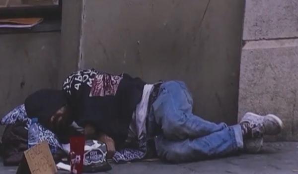 Patronii teraselor din centrul Brașovului protestează împotriva cerșetorilor: "Vedem foarte mulți copii care sunt obligați să facă acest lucru"