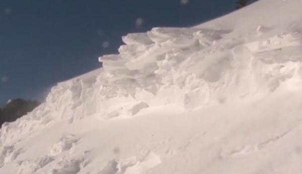 Risc de avalanşă în unele zone montane. Salvamontiştii îi sfătuiesc pe turişti să evite traversarea zonelor înclinate