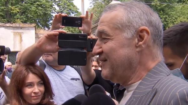 Gigi Becali, nemulțumit de ultima dorință a lui Ion Dichiseanu, la înmormântare: "Nu se face aşa ceva. Până și la moarte... tot cu femeile"