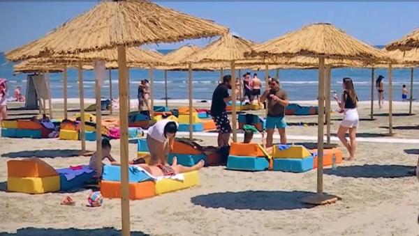 Atmosferă ca în plin sezon la mare. Turiștii s-au relaxat la soare în primul weekend de la începutul programului ”Litoralul pentru toţi”