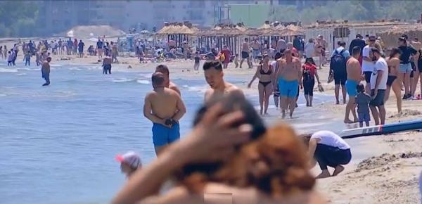 Temperaturi de vară pe litoral, turiștii nu se îndură să plece de la plajă. ”Cred că mai stăm câteva zile că e prea frumos”
