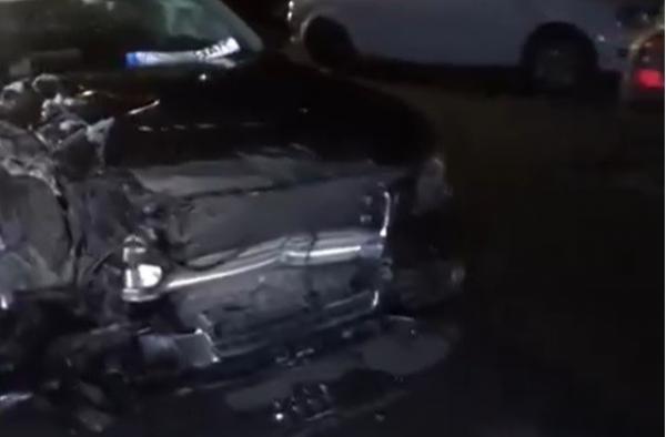 Un șofer băut a făcut prăpăd în trafic. Tânărul de 23 de ani a distrus 10 mașini și s-a certat cu polițiștii, în Reșița. "Teroriştii au fost"