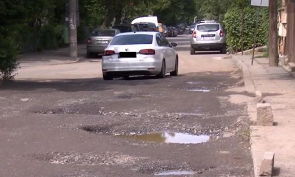 Cât îi costă pe șoferii din Bucureşti gropile de pe străzi: ”Vin cu anvelope tăiate, jante deterioritate”