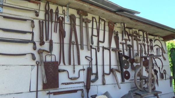 Frânturi de istorie în gospodăria unui reşiţean. Colecţionarul are peste 2500 de obiecte vechi chiar şi de 200 de ani