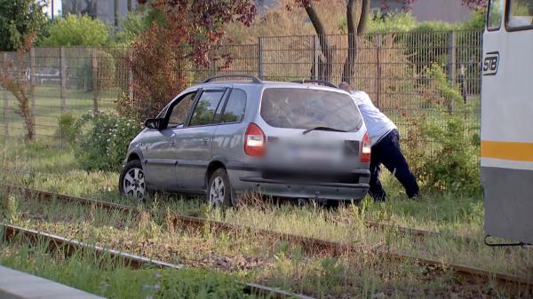 Scene ireale în traficul din Capitală. O maşină blocată pe şine a fost tractată de tramvai. VIDEO