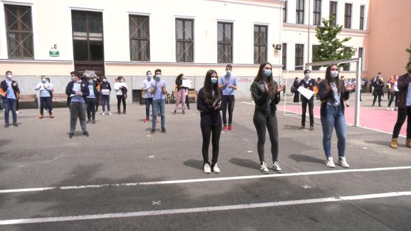 Protest cu sute de elevi și profesori la un liceul din Oradea, după ce directorul a fost demis pentru că le-a permis o zi de școală online în scenariul verde
