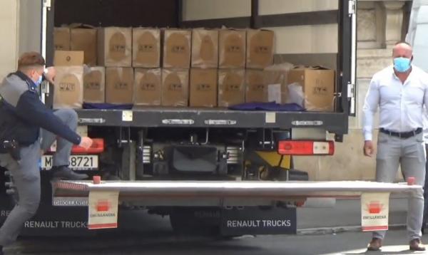 Captură record de arme la granița României. Pistoalele erau ascunse printre casolete cu mâncare și saltele