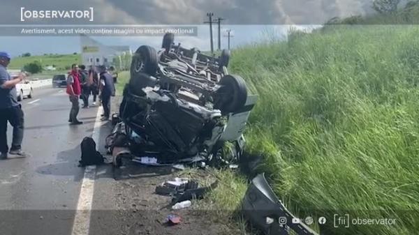 Opt persoane au fost rănite, după ce un microbuz s-a răsturnat în judeţul Cluj