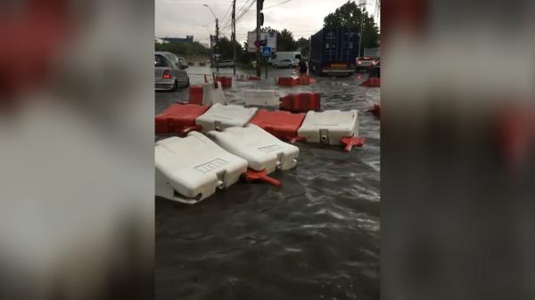 Ploaia torenţială a făcut prăpăd în Craiova. Acoperişul unei pieţe a cedat, iar un tramvai a luat foc după ce a fost lovit de fulger