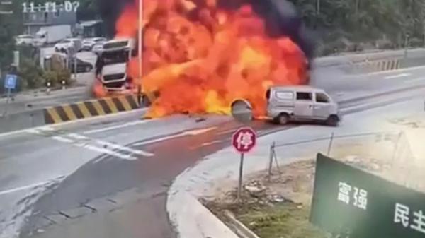 Accident înfiorător surprins de camerele de supraveghere. Două camioane s-au izbit violent şi au luat foc într-o intersecţie din China