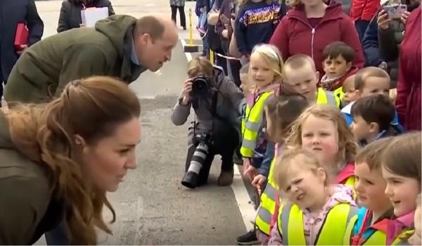 Ducesa de Cambridge, confundată cu Prinţul William într-o plimbare prin oraşul în care cei doi s-au întâlnit pentru prima oară