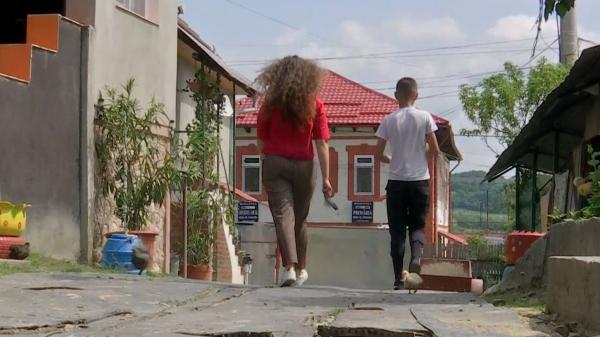 Dramele copiilor care cresc departe de părinţi: "Da! Îmi este greu, ştiu că o să îmi fie dor de ea"