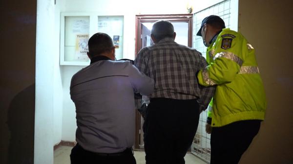 Primar din Dâmboviţa, bătut de un bărbat căruia i-a reproşat că aruncă deşeuri pe câmp