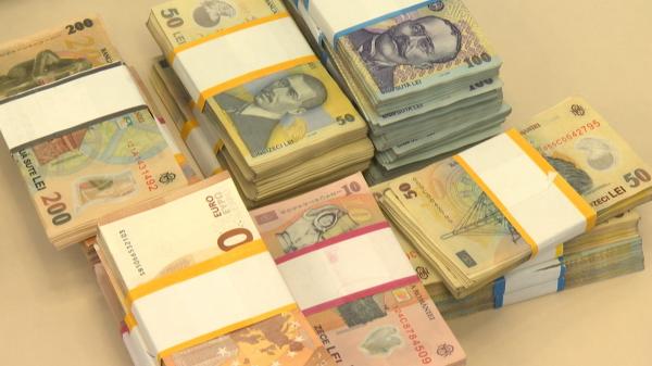 Pandemia i-a făcut pe români să scoată mai puţini bani din buzunare. Cum au arătat vieţile celor care au ales să economisească