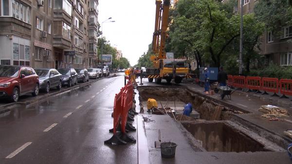 Bucureștenii sunt nevoiţi să încălzească apă sau să se spele la lighean, după ce aproape o mie de blocuri au fost afectate de avarii