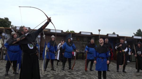 Lecţie de istorie inedită cu ocazia Târgului European al Castelelor. Turiştii au fost fermecaţi de costumele medievale