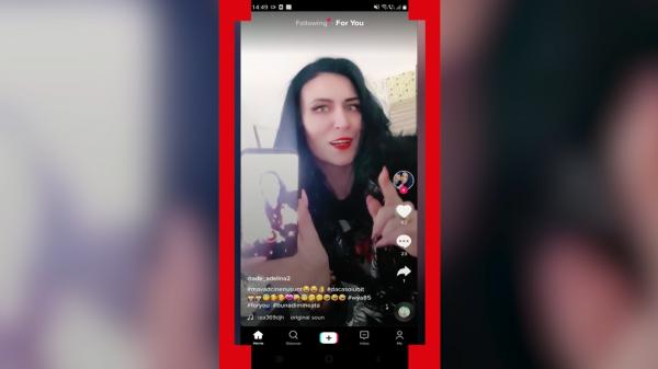 O profesoară face aluzii sexuale pe TikTok, părinții revoltați îi cer se preocupe mai mult de şcoală: ”Doamna profesoară se crede vedetă”