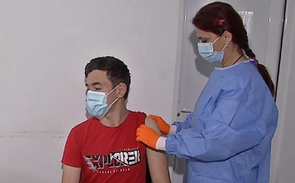 Autorităţile pun la bătaie promoţii şi oferte pentru a creşte numărul românilor care se vaccinează împotriva coronavirusului