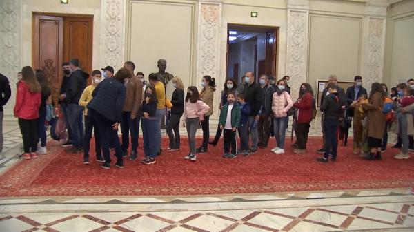 Ziua Copilului în imagini: Puhoaie de părinți și copii în mall-uri, la cinematografe sau în Parlament