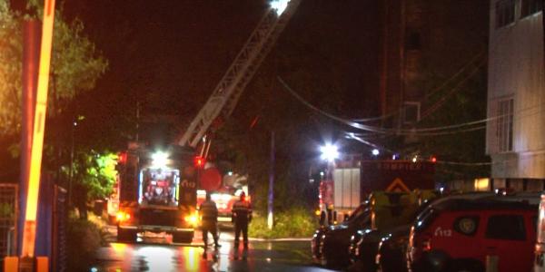 Incendiu puternic la o firmă din Brazi care colectează deșeuri. Avea activitatea suspendată. Surse: Un angajat ar fi intrat noaptea trecută în hală