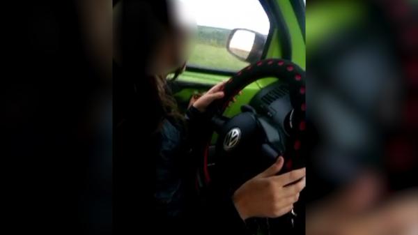 Ce amendă a primit bărbatul care și-a filmat fetița de 9 ani la volan, în Dolj. ”Se uită Poliţia Rutieră la noi, fă-le cu mâna!”