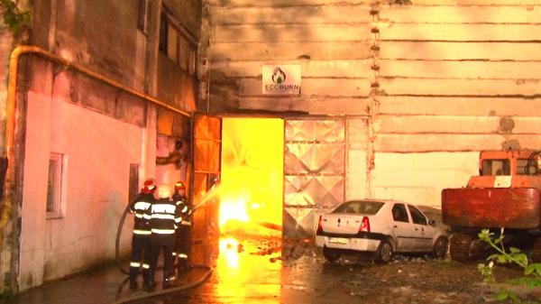 Primele imagini din interiorul depozitului de la Brazi, unde au ars 600 de tone de deșeuri. Condiţiile meteo ne-au salvat de la o catastrofă