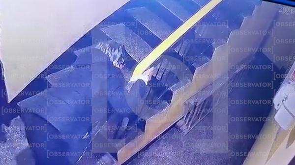 Umilinţă greu de privit. O femeie de 74 de ani, cu fractură de șold, urcă scările blocului în genunchi. Ce face "salvatorul" de pe ambulanţă