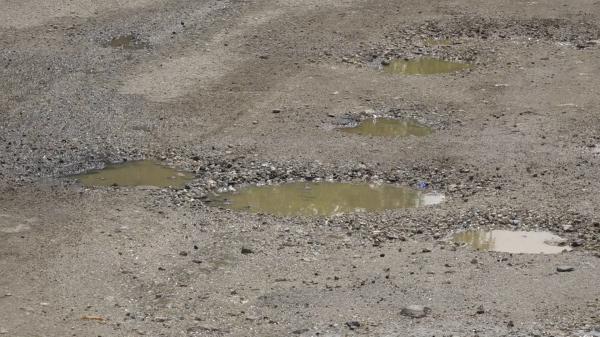 Turismul românesc, tras înapoi de şoselele proaste: Drumurile din România arată ca după bombardament